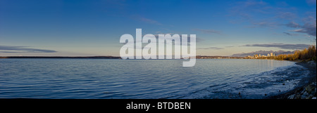 Blick auf die Anchorage Skyline reflektiert in den Gewässern des Cook Inlet bei Sonnenuntergang, Yunan Alaska, Herbst Stockfoto