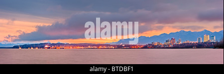 Panorama Skyline Blick auf die Sonne über Anchorage, Cook Inlet und Knik Arm, Yunan Alaska, Herbst Stockfoto