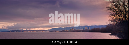 Panorama Skyline Blick auf die Sonne über Anchorage, Cook Inlet und Knik Arm, Yunan Alaska, Herbst Stockfoto