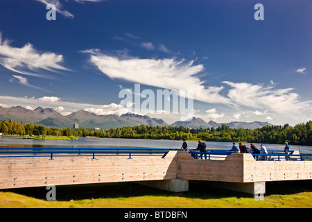 Blick auf Westchester Lagune mit dem Tony Knowles Coastal Trail Fisch Aussichtsplattform im Vordergrund in Anchorage, Alaska Stockfoto