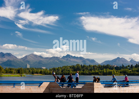 Blick auf Westchester Lagune mit dem Tony Knowles Coastal Trail Fisch Aussichtsplattform im Vordergrund in Anchorage, Alaska Stockfoto