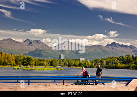 Biker mit Blick auf Westchester Lagune von Tony Knowles Coastal Trail im Sommer, Yunan Anchorage Alaska Stockfoto