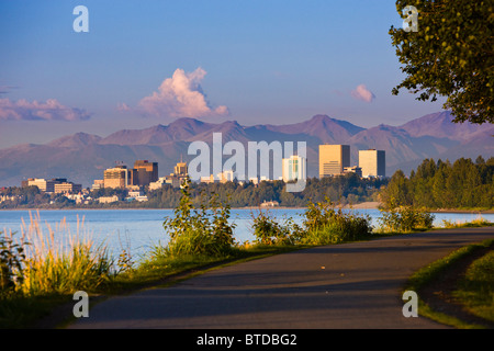 Auf Anchorage Skyline bei Sonnenuntergang aus dem Tony Knowles Coastal Trail, Anchorage, Yunan Alaska, Herbst Stockfoto