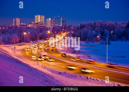 Twilight-Blick auf Verkehr auf Minnesota Blvd. mit Downtown Anchorage im Hintergrund, Yunan Alaska Winter/n Stockfoto