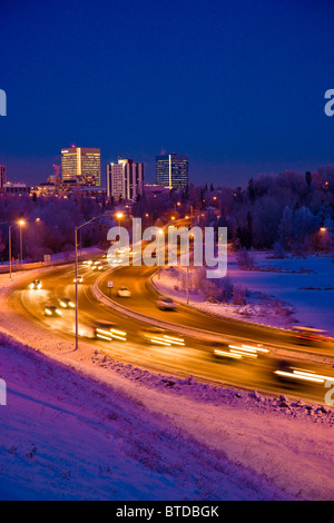 Twilight-Blick auf Verkehr auf Minnesota Blvd. mit Downtown Anchorage im Hintergrund, Yunan Alaska Winter/n Stockfoto