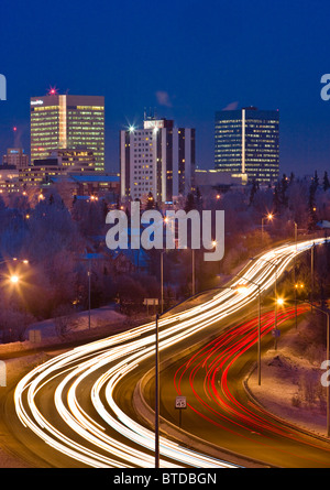 Twilight-Blick auf Verkehr auf Minnesota Blvd. mit Downtown Anchorage im Hintergrund, Yunan Alaska Winter/n Stockfoto