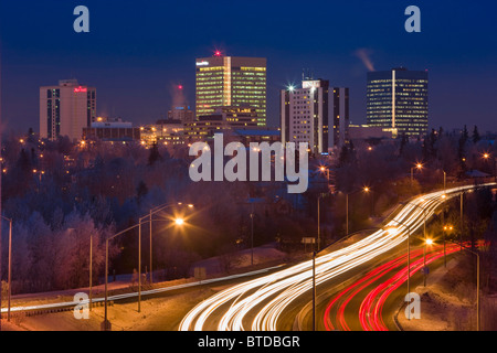 Twilight-Blick auf Verkehr auf Minnesota Blvd. mit Downtown Anchorage im Hintergrund, Yunan Alaska Winter/n Stockfoto
