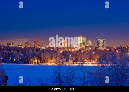 Skyline-Blick auf die Innenstadt von Anchorage und Westchester Lagune bei Dämmerung, Yunan Alaska, Winter Stockfoto