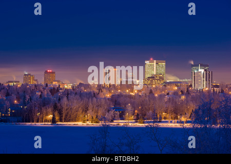 Skyline-Blick auf die Innenstadt von Anchorage und Westchester Lagune bei Dämmerung, Yunan Alaska, Winter Stockfoto