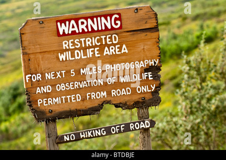 Kaute Hinweises über das Vorhandensein von Grizzly-Bären in der Nähe der Park Road, Sable Pass im Denali-Nationalpark, Alaska Stockfoto