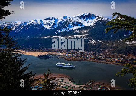 Blick vom Mount Roberts von Royal Caribbean Kreuzfahrtschiff im Südosten Gastineau Channel, Juneau, Alaska, Sommer Stockfoto