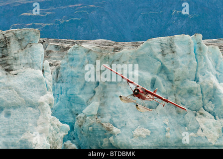 Eine DeHavilland Beaver überfliegt Strandline See am Rande des Gletschers Triumvirat im Tordrillo Mountains, Alaska, Herbst Stockfoto