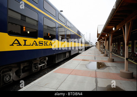 Die Alaska Railroad Denali Star Zug bereitet die Fairbanks-Depot am späten Vormittag, innen Alaska, Sommer verlassen Stockfoto