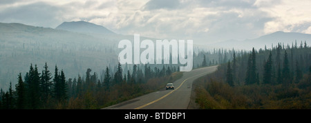 Auto fahren durch ein dicker Nebel von Wildfire Rauch auf die Parkstraße in Denali National Park & zu bewahren, Alaska Stockfoto