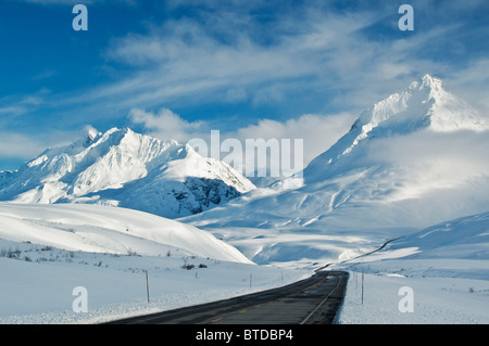 Haines Highway an der Basis des Bereichs Alsek in Tatshenshini-Alsek Wildnis Provincial Park, Britisch-Kolumbien, Kanada Stockfoto