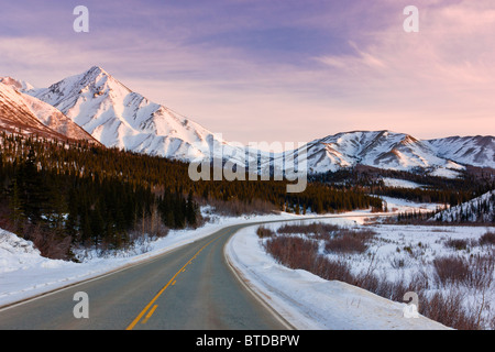 Blick auf den Richardson Highway bei Sonnenuntergang kurz vor Überschrift in der Alaska Range, Alaska Interior, Winter Stockfoto