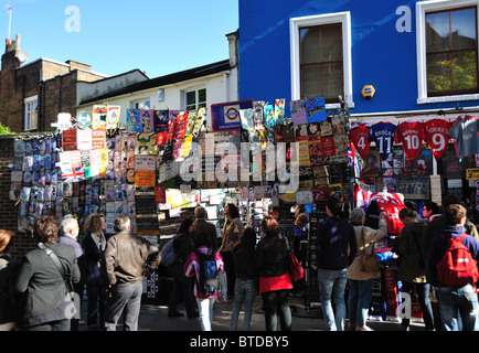 Menschen in einem Laden verkaufen Schilder, Platten in Portobello Market, Notting Hill, London, UK Stockfoto