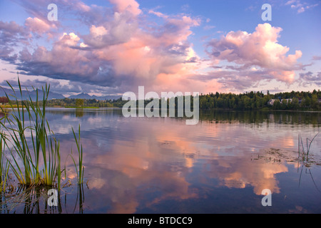 Blick auf Sonnenuntergang spiegelt sich in Westchester Lagune nahe der Innenstadt von Anchorage, Alaska Yunan, Sommer Stockfoto