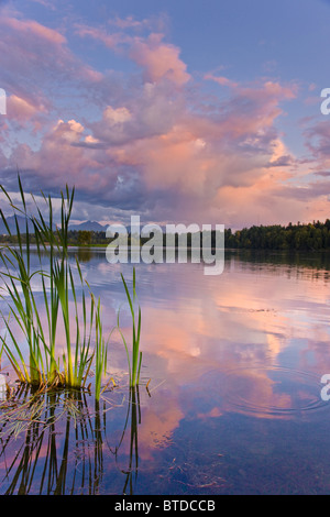 Blick auf Sonnenuntergang spiegelt sich in Westchester Lagune nahe der Innenstadt von Anchorage, Alaska Yunan, Sommer Stockfoto