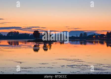 Blick auf den Sonnenuntergang spiegelt sich in Westshester Lagune mit Mount Susitna in der Ferne, Innenstadt von Anchorage, Alaska, Sommer Stockfoto