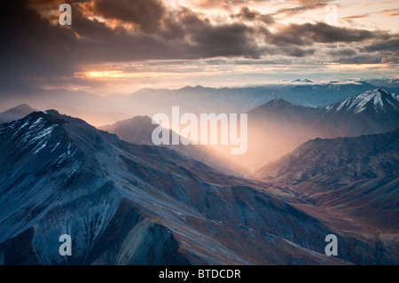 Luftaufnahme der Morgenlicht durch einen Sturm in der Brooks Range, Tore der Arctic National Park, Alaska Stockfoto