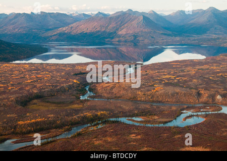 Luftaufnahme des abends leichte Aussenluftzufuhr im Walker See und Kobuk River in Toren der Arctic National Park & zu bewahren, Alaska Stockfoto