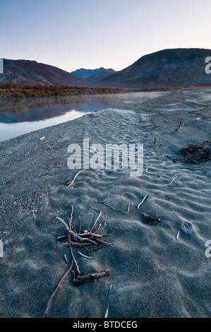 Niedrigen Winkel Blick auf einem sandigen Kiesbank Noatak Fluss in Gates Arctic National Park & zu bewahren, Alaska, Herbst Stockfoto