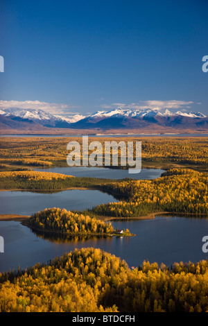 Luftaufnahme der Seen und Birkenwälder an Punkt Mackenzie gegenüber Anchorage, Chugach Mountains, Alaska Stockfoto