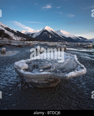 Gestrandet Eisschollen bei Ebbe auf den Turnagain Arm mit Alpenglühen auf die Chugach Mountains im Hintergrund, Alaska, Winter Stockfoto