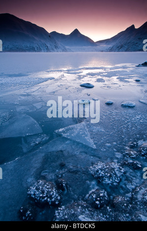 Nahaufnahme von der gefrorenen Oberfläche von Portage Lake in der Morgendämmerung im Chugach National Forest, Yunan Alaska, Winter Stockfoto