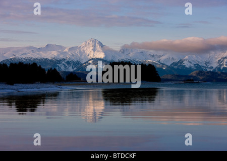 Malerische Aussicht auf die Chilkat Berge und Eagle River am Eagle Beach State Recreation Area in der Nähe von Juneau in Alaska, Winter Stockfoto