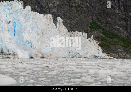 Blick auf Eis Kalben aus Überraschung Gletscher in Harriman Fjord, Prinz-William-Sund, Yunan Alaska, Sommer Stockfoto