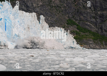 Blick auf Eis Kalben aus Überraschung Gletscher in Harriman Fjord, Prinz-William-Sund, Yunan Alaska, Sommer Stockfoto