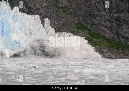 Blick auf Eis Kalben aus Überraschung Gletscher in Harriman Fjord, Prinz-William-Sund, Yunan Alaska, Sommer Stockfoto