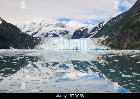 Malerische Aussicht auf Überraschung Gletscher spiegelt sich in den Gewässern des Prinz-William-Sund, Harriman Fjord, Yunan Alaska, Sommer Stockfoto