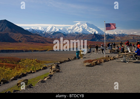 Gruppe von Touristen anzeigen Mt. McKinley an einem klaren Tag von Eielson Visitor Center, Denali National Park, Alaska, Herbst Stockfoto