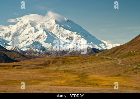 Ansicht eines Besucher-Busses auf die Parkstraße mit Mt. McKinley ragt im Hintergrund, Denali National Park & zu bewahren, Alaska Stockfoto