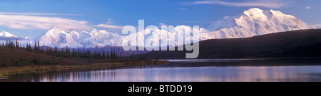 Panoramablick über Abendlicht auf der Nordseite des Mt. McKinley und Wonder Lake, Denali Nationalpark und Reservat, Alaska Stockfoto