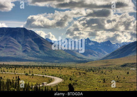 Blick auf die Parkstraße und die vor Savage River Denali National Park innen Alaska Sommer HDR-Bild. Stockfoto