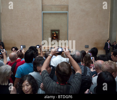 Viele Touristen drängen sich um zu sehen, die berühmte Mona Lisa im Louvre in Paris Malerei Frankreich Stockfoto