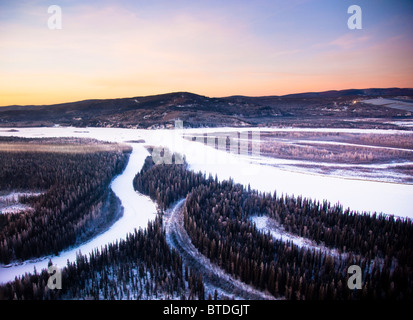 Luftaufnahme des Tanana River Valley bei Sonnenaufgang im Winter, innen Alaska Stockfoto