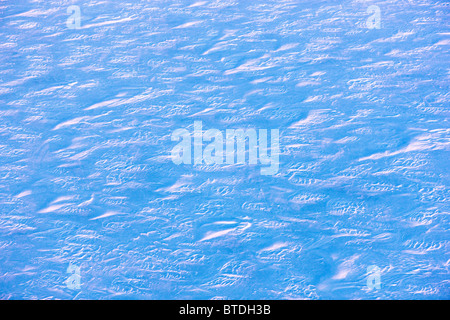 Luftaufnahme des Meereises in Kotzebue-Sound in der Morgendämmerung im Winter, Arktis, Alaska Stockfoto