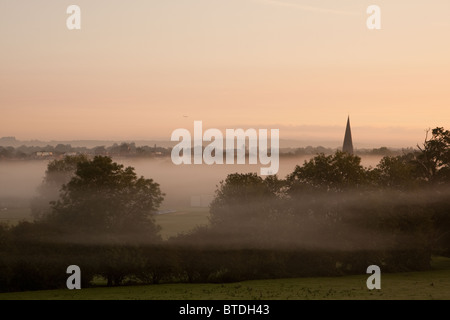 Misty Sonnenaufgang über Horsham in West Sussex Stockfoto