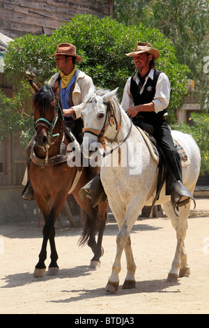 Zwei Revolverhelden Reiten in die Stadt während einer Re-Inszenierung am Fort Bravo (ehemalige Spaghetti-Western-Film-Set) in Tabernas, Spanien Stockfoto