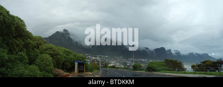 Blick über zwölf Apostel in dicke Wolke bedeckt Stockfoto