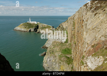 Rote Wände und South Stack Leuchtturm, heilige Insel Anglesey Stockfoto