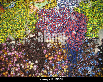 Lokal produzierte Perlenketten zu verkaufen und auf dem Display auf dem Markt Stockfoto