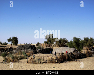 Ein ländliches Dorf mit Hütten und Zäune aus Stroh Stockfoto