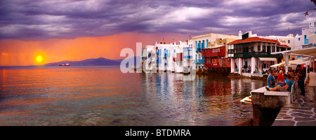 Sonnenuntergang über der Klein-Venedig (Venetien) Nachbarschaft von Kastro Bezirk von Chora, Mykonos, Kykladen, Griechenland Stockfoto