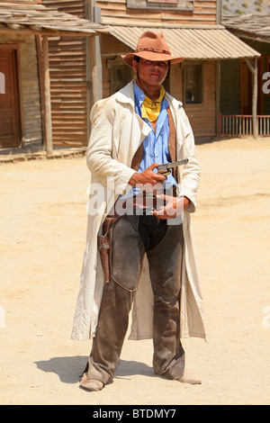 Ein Revolverheld während einer Re-Inszenierung am Fort Bravo (ehemalige Spaghetti-Western-Film-Set) in Tabernas, Spanien Stockfoto